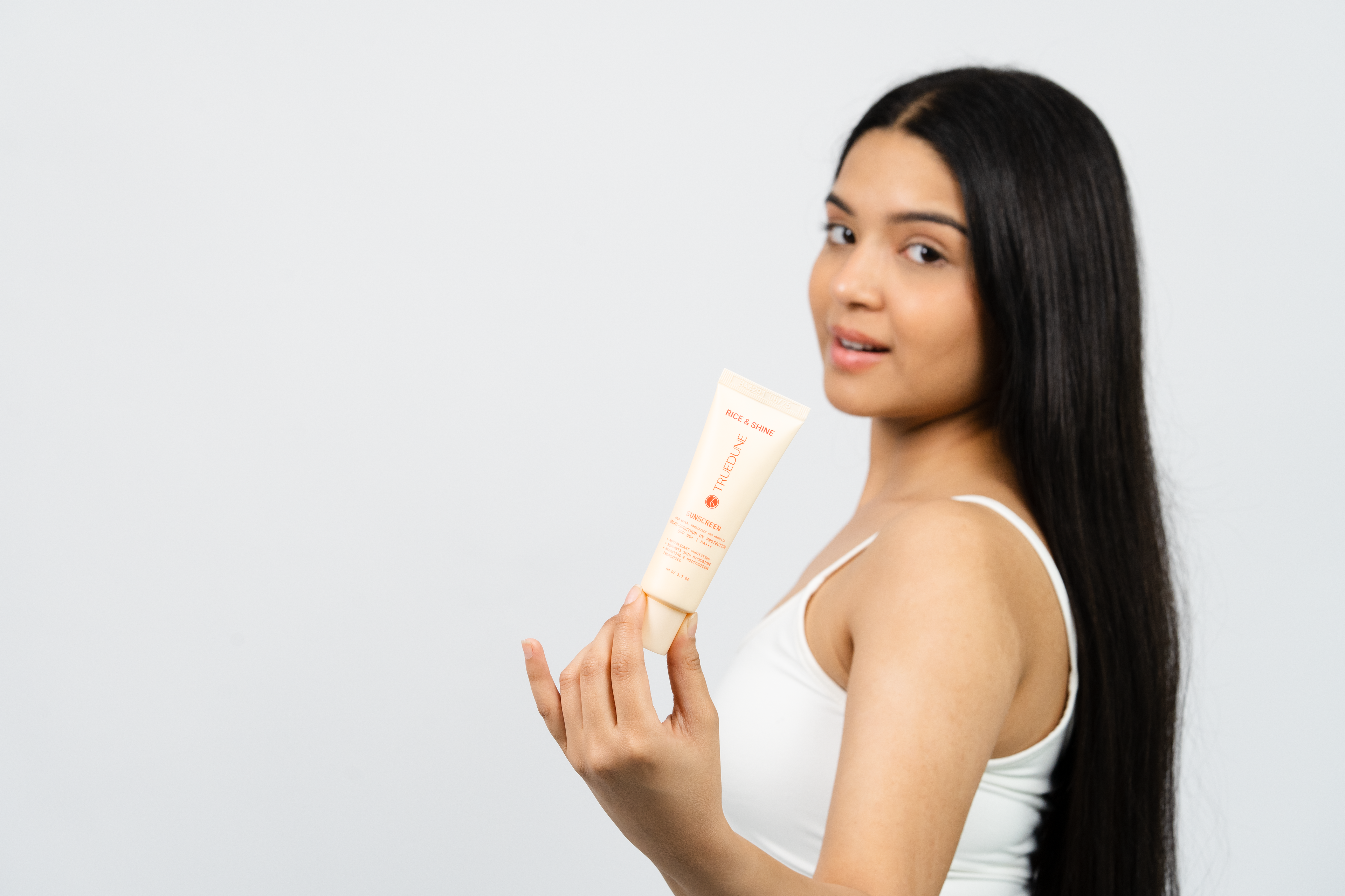 women holding truedune sunscreen